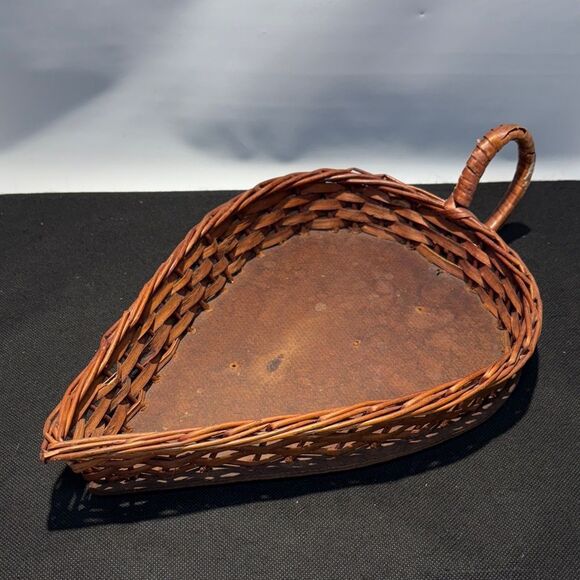 Leaf-Shaped Wicker Basket - Picture 3 of 7
